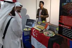 MELAYAN PENIAGA ANTARABANGSA: Pemilik Dendeng House International, Encik Azhar Sulaiman (kanan), menyertai pameran GulFood di Dubai baru-baru ini. - Foto ihsan AZHAR SULAIMAN