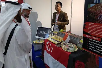 MELAYAN PENIAGA ANTARABANGSA: Pemilik Dendeng House International, Encik Azhar Sulaiman (kanan), menyertai pameran GulFood di Dubai baru-baru ini. - Foto ihsan AZHAR SULAIMAN