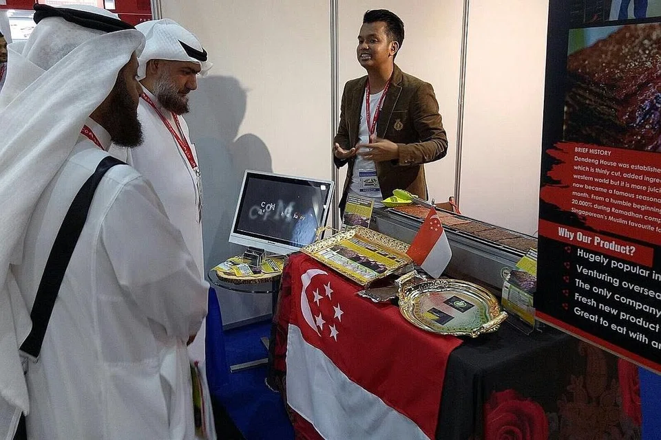 MELAYAN PENIAGA ANTARABANGSA: Pemilik Dendeng House International, Encik Azhar Sulaiman (kanan), menyertai pameran GulFood di Dubai baru-baru ini. - Foto ihsan AZHAR SULAIMAN