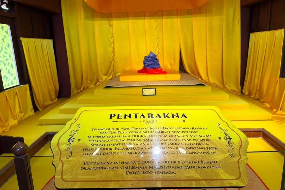 Tempat duduk Datuk Undang Rembau ketika menjalankan adat istiadat antara bahan pameran di Muzium Rembau, Negeri Sembilan.
