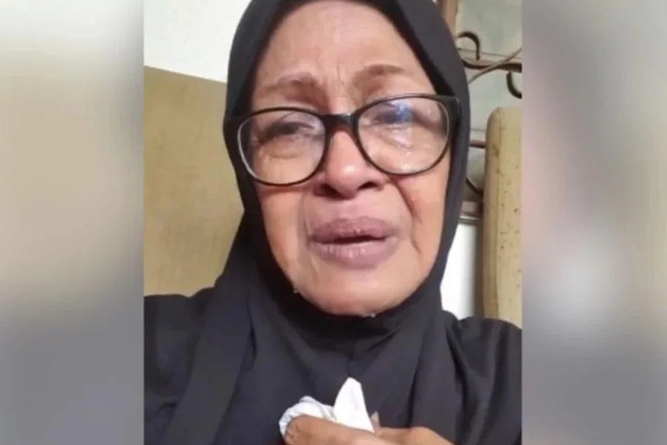 Fauziah Nawi kelihatan sebak apabila jenazah anaknya, Mohd Firdaus Mohamad Hanif, pulang ke kediamannya. - Foto FAUZIAH NAWI/INSTAGRAM