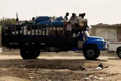 Fail foto menunjukkan para penduduk melarikan diri apabila Pasukan Sokongan Pantas (RSF) meluaskan gerakannya di negeri El Gezira, Sudan, pada 18 Julai 2024.