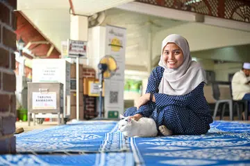 Cik Nurul Ernisah Lydiawati A Haris tinggal di Ang Mo Kio tapi suka meluangkan masa di Masjid Al Taqua di Jalan Bilal, Bedok Road, kerana beliau sering mendapat dorongan daripada seorang ustaz di sana. Pencinta kucing itu berharap dapat melanjutkan pengajian dalam bidang sains haiwan satu hari kelak.  