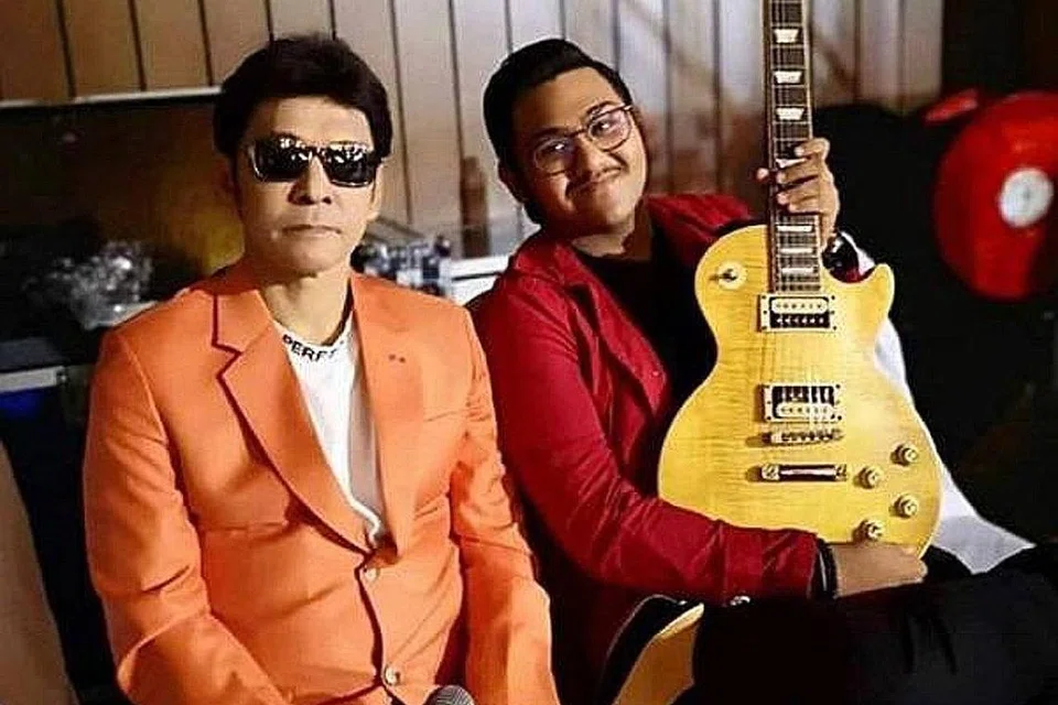 TIADA JALAN MUDAH: Osama Yamani (kanan) memang mempunyai bakat semulajadi dalam bidang nyanyian tetapi sebagai anak legenda Jamal Abdillah (kiri), tidak memberinya apa-apa keistimewaan untuk meraih 'laluan ekspres' mencipta populariti. - Foto SINAR HARAPAN 
