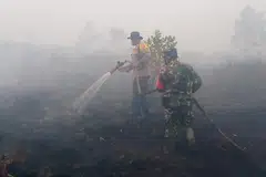 PADAM KEBAKARAN: Usaha pihak berkuasa di Palangka Raya, Kalimantan Tengah bersama pasukan polis membantu memadamkan kebakaran yang kini memasuki hari keempat