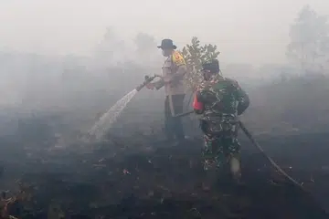 PADAM KEBAKARAN: Usaha pihak berkuasa di Palangka Raya, Kalimantan Tengah bersama pasukan polis membantu memadamkan kebakaran yang kini memasuki hari keempat