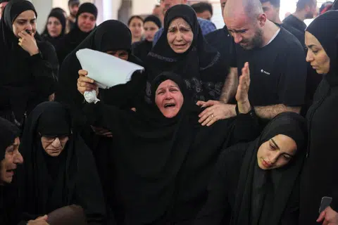 Orang ramai berkabung ketika perarakan pengebumian anggota sebuah keluarga Lebanon di Wardaniyeh, Lebanon pada 3 Jun 2026. Keluarga Lebanon yang kehilangan tempat tinggal terdiri daripada Hassan Abdullah dan Hanan Shehab bersama anak-anak mereka, Leen, Ali, Ibrahim dan Julia terbunuh dalam serangan udara Israel di Marwanieh, selatan Lebanon. Menurut Kementerian Kesihatan Lebanon, serangan Israel di seluruh Lebanon telah mengorbankan lebih 3,500 orang dan mencederakan lebih 10,600 yang lain sejak permusuhan baharu antara Israel dan Hezbollah bermula pada Mac 2026.
