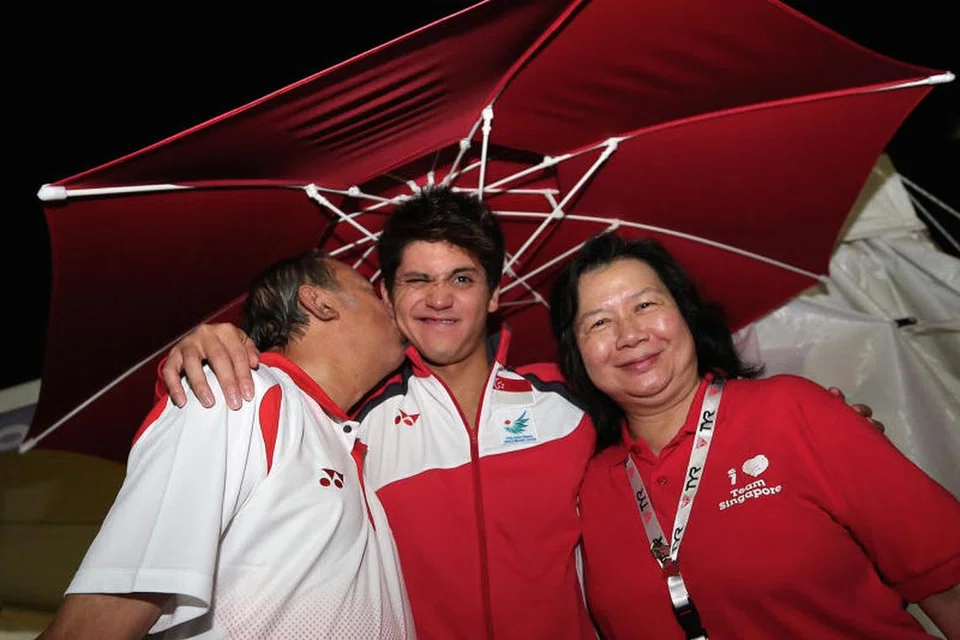 Dicium mendiang bapanya, Colin (kiri) dan bersama ibunya, May Yim (kanan), Joseph meraikan pencapaian hebatnya di Incheon, Korea Selatan, pada 2014 ketika beliau mengakhiri kemarau 24 tahun renang lelaki Singapura dalam Sukan Asia (Asiad). Beliau menang pingat gangsa kuak kupu-kupu 200 meter, pingat perak kuak kupu-kupu 50 meter dan pingat emas kuak kupu-kupu 100 meter dalam masa rekod temasya sukan pada ketika itu, 51.76 saat. 