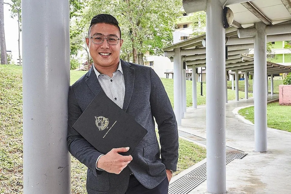 "Memang waktu itu, saya tidak minat belajar dan tidak faham mengapa saya harus ke sekolah. Saya akur saya seorang pelajar yang nakal dan sering ponteng sekolah tanpa pengetahuan keluarga... Usia belia saya disia-siakan dengan melakukan banyak benda tidak berfaedah." - Encik Norhafeez Khan. - Foto BH oleh ROSLEE ABDUL RAZAK