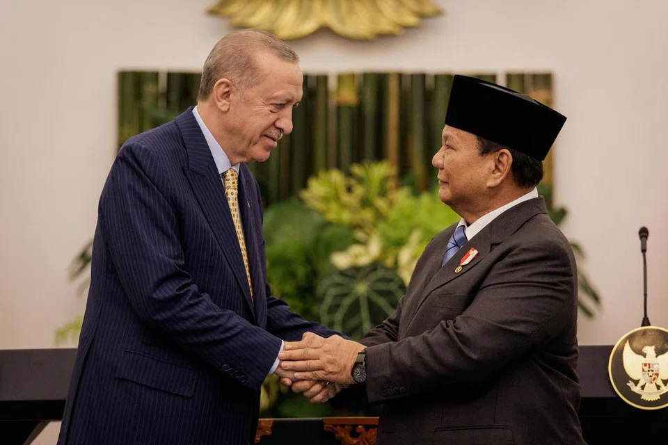Presiden Turkey, Encik Recep Tayyip Erdogan (kiri) dan Presiden Indonesia, Encik Prabowo Subianto, di akhir sidang media selepas pertemuan dua hala dan pemeteraian kerjasama antara kedua-duanya di istana presiden di Bogor, Jawa Barat pada 12 Februari.