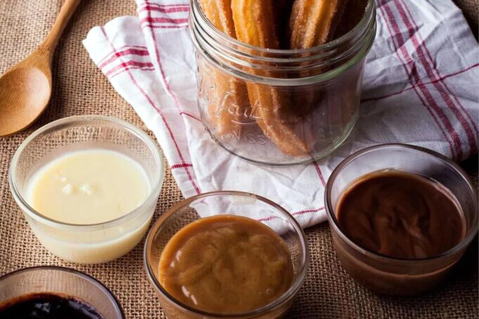 Chulop! by The Syarifs yang bermula sedekad lalu terkenal dengan ‘churro’ berwarna keemasan yang dihidangkan dengan pelbagai pilihan sos. Empat ‘churro’ dengan satu sos pilihan dijual pada harga $5.45.