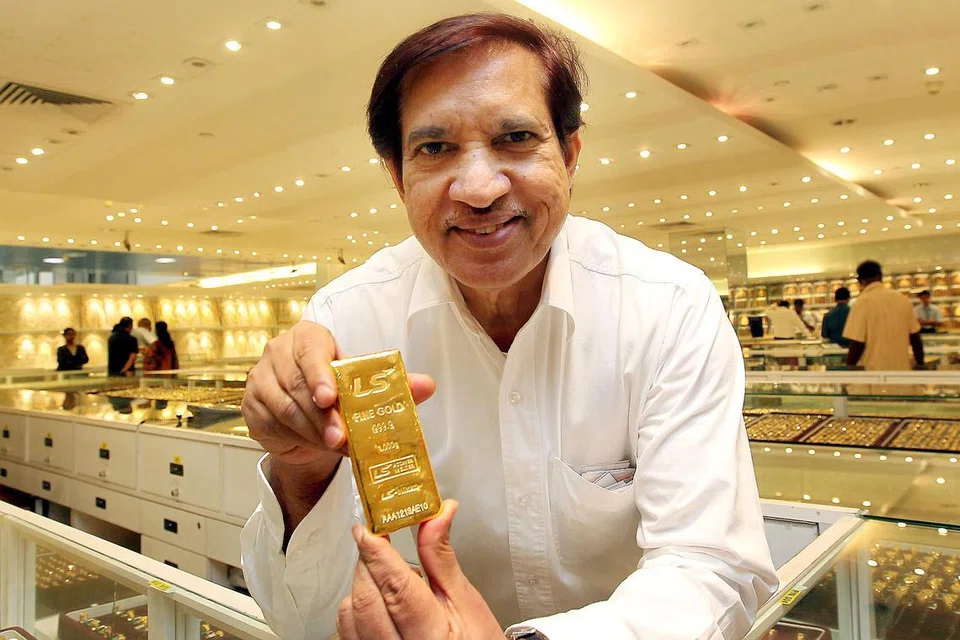 TAWAR PRODUK BARANG KEMAS: Encik Mustaq Ahmad, Pengarah Urusan MK Mustafa Centre Sdn Bhd.