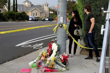 INGATI MANGSA: Gambar fail menunjukkan satu peringatan sementara ditempatkan tidak jauh daripada saumaah Chabad of Poway di utara San Diego di mana berlakunya serangan pada 27 April 2019. - Foto REUTERS
