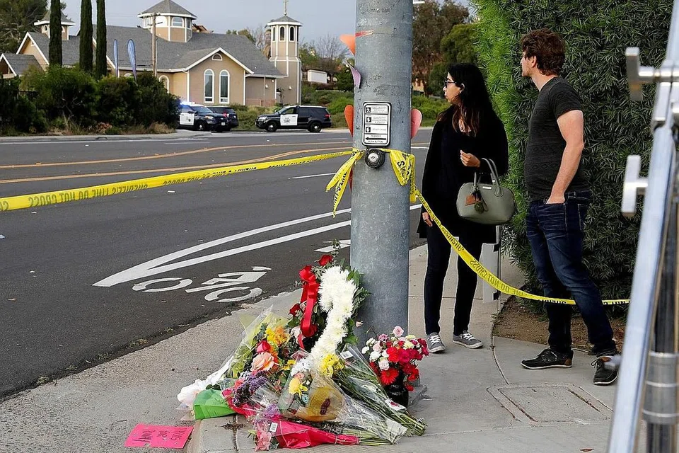 INGATI MANGSA: Gambar fail menunjukkan satu peringatan sementara ditempatkan tidak jauh daripada saumaah Chabad of Poway di utara San Diego di mana berlakunya serangan pada 27 April 2019. - Foto REUTERS