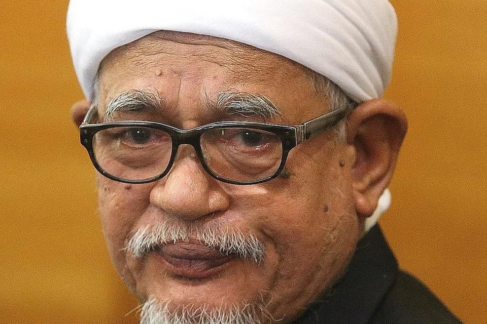 DATUK SERI ABDUL HADI AWANG: Mengesahkan semasa memberi ucapan penutup di Muktamar PAS baru-baru ini bahawa PAS akan membentuk satu blok ketiga yang dipanggil Gagasan Sejahtera yang terdiri daripada parti-parti Melayu kecil yang lain. - Foto fail