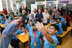 Pengerusi Yayasan Mendaki, Encik Zaqy Mohamad (kanan) dan Pemangku Menteri Bertanggungjawab bagi Ehwal Masyarakat Islam, Profesor Madya Dr Muhammad Faishal Ibrahim (dua dari kanan), melawat murid Program Tuisyen Mendaki (MTP) di Sekolah Rendah Bedok Green pada 27 September. Turut hadir ialah CEO Mendaki, Cik Zuraidah Abdullah (paling kiri) dan Encik Mohamed Feroz Mohamed Akber (tiga dari kanan), yang akan dilantik sebagai CEO Mendaki baru mulai 1 November.