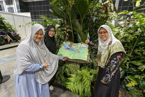 Ustazah Nur Khadijah Ramli (kanan) bersama para pekebun Pergas di paparan kebun ‘Funtastical Forest’ yang dibina oleh pasukan Daerah South East.