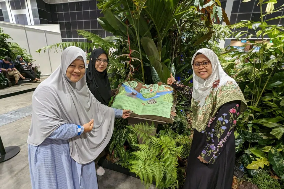 Ustazah Nur Khadijah Ramli (kanan) bersama para pekebun Pergas di paparan kebun ‘Funtastical Forest’ yang dibina oleh pasukan Daerah South East.