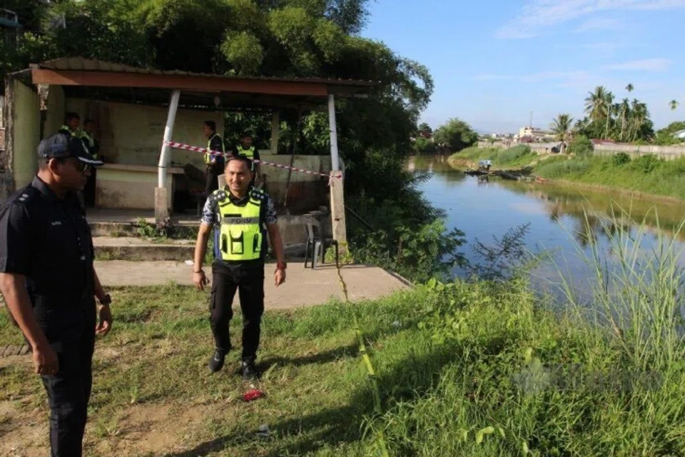 Pihak berkuasa mengawal kawasan operasi meroboh jeti pangkalan haram di sempadan Kelantan-Thailand bagi mengekang kegiatan penyeludupan yang bermula pada pagi 28 Oktober.