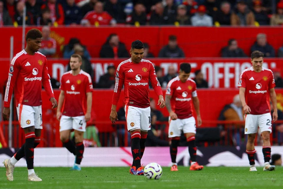 Casemiro (tengah) dan beberapa pemain lain kelihatan sugul selepas Tottenham Hotspur jaringkan gol kedua dalam perlawanan Liga Perdana England (EPL) di Old Trafford pada 29 September. United tewas 0-3 dalam perlawanan itu. 