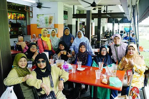 Cik Johara (diri, empat dari kiri) bersama rakan-rakannya makan bersama di Habib Family Restaurant di Bukit Batok.