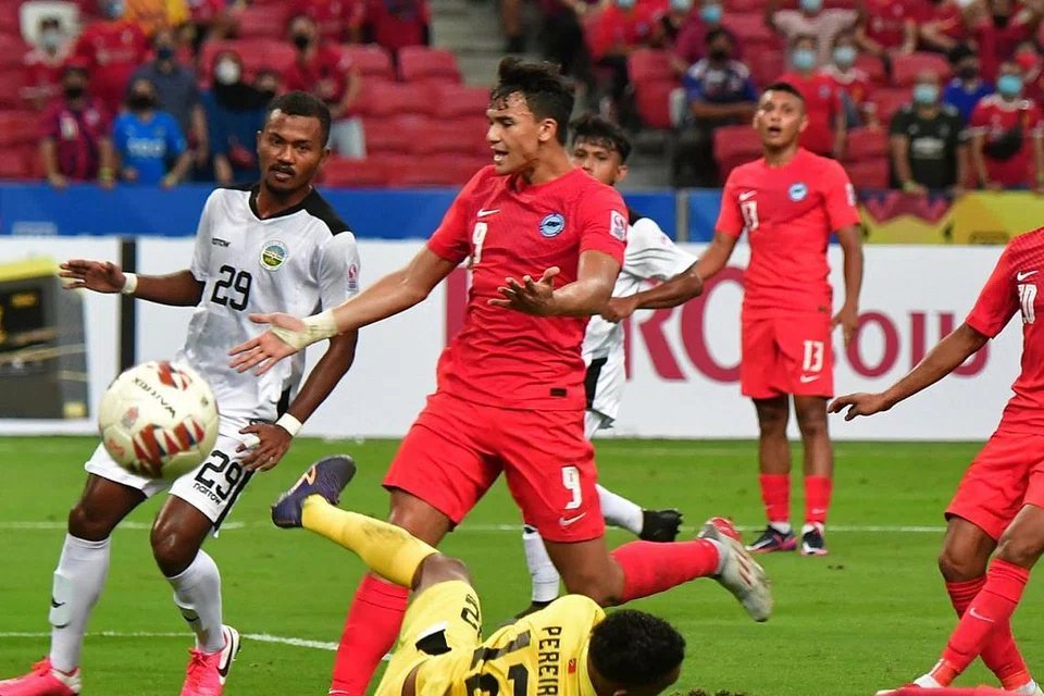 KURANG MENGANCAM: Ikhsan (tengah, gambar atas) terlepas peluang menjaringkan gol. - Foto BH oleh DESMOND WEE