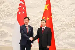 Menteri Penyelaras bagi Dasar Sosial merangkap Menteri Kesihatan, Encik Ong Ye Kung (kiri), bersama anggota Politburo Parti Komunis China, Encik Chen Wenqing, di Hangzhou, China, pada 20 April.