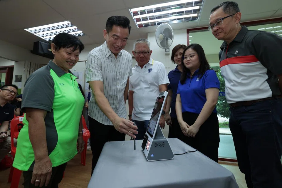 Setiausaha Parlimen Kanan (Kebudayaan, Masyarakat dan Belia merangkap Pembangunan Sosial dan Keluarga), Encik Eric Chua (dua dari kiri), cuba menggunakan aplikasi baru yang dihasilkan untuk warga emas, ‘Our Kampung’, semasa majlis pelancaran di Pusat Penuaan Aktif (AAC) Lions Befrienders (LB) di Blok 150, Mei Ling Street, pada 12 Disember. Bersama beliau ialah pengerusi LB, Encik Alex Lim (tiga dari kiri); pengarah eksekutif LB, Cik Karen Wee (tiga dari kanan); Timbalan Pengarah, Komunikasi, Singapore Pools, Cik Lee Sin Yee (dua dari kanan); dan Penolong Naib Presiden (Penglibatan Masyarakat) PSA, Encik Daniel Lim (kanan). 