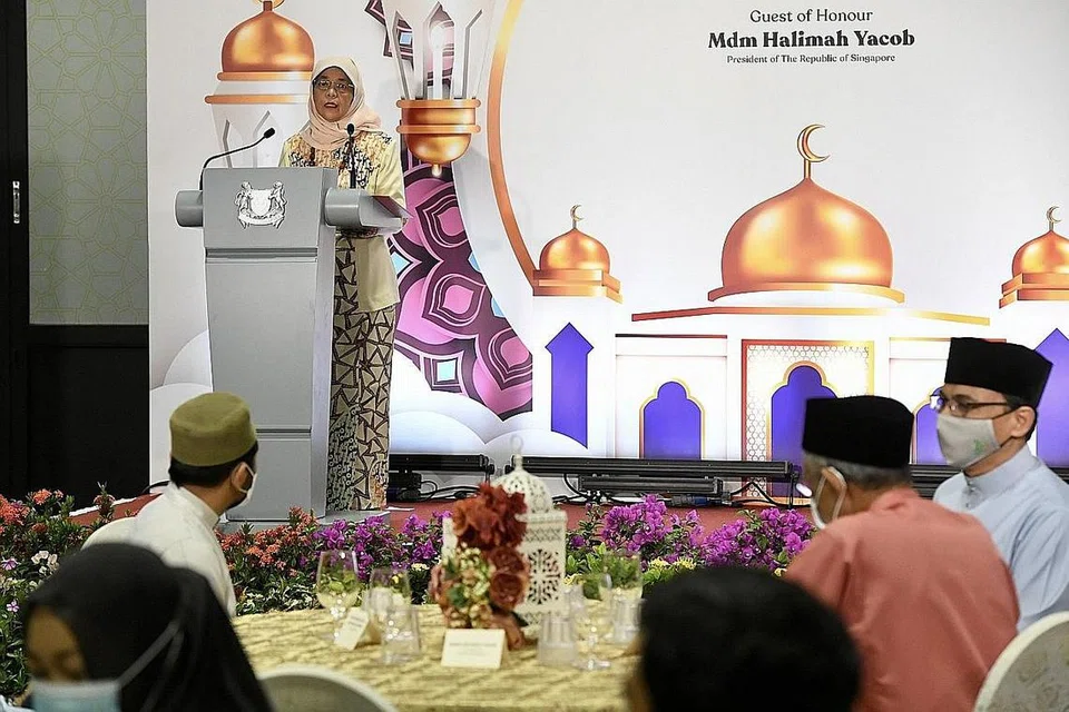 BUKA PUASA BERSAMA: President Halimah Yacob (atas) menyampaikan ucapan di majlis buka puasa Muis semalam dan berbuka puasa bersama Encik Masagos Zulkifli Masagos Mohamad, Encik Kadir Maideen, Dr Nazirudin Mohd Nasir, dan Encik Saat Abdul Rahman. - Foto BH oleh DESMOND FOO