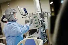 BILIK PENGASINGAN: Unit pengasingan tahap tinggi (HLIU) ini merupakan kemudahan serupa pertama di Singapura, di mana pesakit yang disyaki menghidap penyakit dengan patogen berisiko tinggi dirawat. - Foto-foto CMG