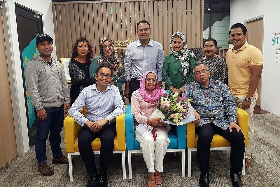 SAMBUT BUDAYA MINANGKABAU: (Duduk, dari kiri) Encik Ade Rangkoto; Dato Rosnani dan Presiden SMA, Encik Marah Hoessein Salim. Di barisan belakang, tiga individu dari kiri ialah wakil WGS; Penolong Pengarah Program Bersepadu dan Perhubungan Pelanggan WGS, Encik Muhd Yunus Haroon (empat dari kiri); bekas artis Malaysia, Cik Herdawatie (lima dari kiri); Setiausaha SMA, Cik Nur Efydayana Aditjjawarman dan Bendahari SMA, Encik Hasbullah Kamaruizaman (kanan), di sidang media 'Alek Gadang 2018' yang diadakan pada 19 November lalu.- Foto WISMA GEYLANG SERAI