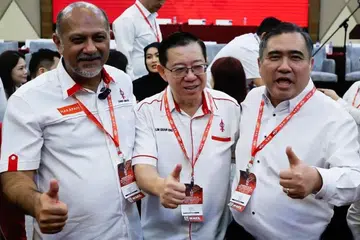 Ahli Parlimen (AP) Damansara (Kuala Lumpur), Encik Gobind Singh Deo (kiri), menerima undian tertinggi untuk menewaskan Encik Lim Guan Eng (tengah) bagi jawatan Pengerusi Kebangsaan Parti Tindakan Demokratik (DAP) yang baru pada mesyuarat pertama Jawatankuasa Eksekutif Pusat (CEC) DAP sempena Kongres Kebangsaan DAP ke-18, pada 16 Mac. AP Seremban (Negeri Sembilan), Encik Anthony Loke (kanan) pula kekal untuk penggal kedua sebagai Setiausaha Agung DAP.