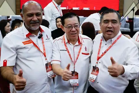 Ahli Parlimen (AP) Damansara (Kuala Lumpur), Encik Gobind Singh Deo (kiri), menerima undian tertinggi untuk menewaskan Encik Lim Guan Eng (tengah) bagi jawatan Pengerusi Kebangsaan Parti Tindakan Demokratik (DAP) yang baru pada mesyuarat pertama Jawatankuasa Eksekutif Pusat (CEC) DAP sempena Kongres Kebangsaan DAP ke-18, pada 16 Mac. AP Seremban (Negeri Sembilan), Encik Anthony Loke (kanan) pula kekal untuk penggal kedua sebagai Setiausaha Agung DAP.