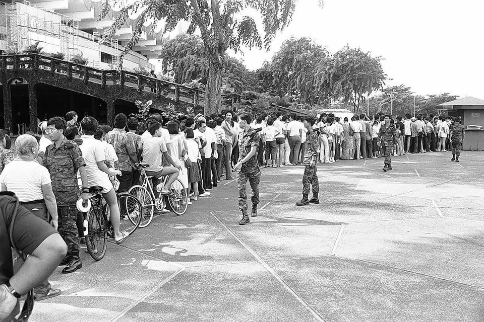 1986: Orang ramai beratur sejak 7 pagi di luar Stadium Negara yang lama untuk mendapatkan tiket perbarisan Hari Kebangsaan. Dalam kurang sejam, kesemua 8,000 tiket yang disediakan bagi orang awam habis diagihkan.