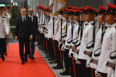 Presiden Poland, Encik Andrzej Duda (kiri), menerima sambutan istiadat ketika bertemu Presiden Tharman Shanmugaratnam, di Parlimen pada petang 12 Jun. 