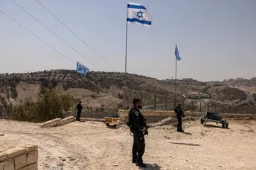 Anggota polis Israel berkawal di Tebing Barat yang diduduki pada Ogos. Pemerintahan Israel terus memperluaskan petempatan di wilayah itu meskipun berdepan kecaman antarabangsa, sedang Britain dijangka mengenakan sekatan ekonomi baru termasuk larangan perdagangan barangan yang dihasilkan di petempatan Israel.