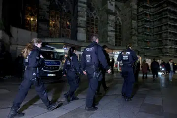 TINGKAT KESELAMATAN: Polis Jerman telah meningkatkan kawalan keselamatan di Katedral Cologne berikutan tanda-tanda serangan yang dirancang untuk malam Tahun Baru dan susulan amaran pemerintah dalam beberapa minggu kebelakangan ini mengenai peningkatan ancaman pengganasan oleh kumpulan ekstremis Islam.