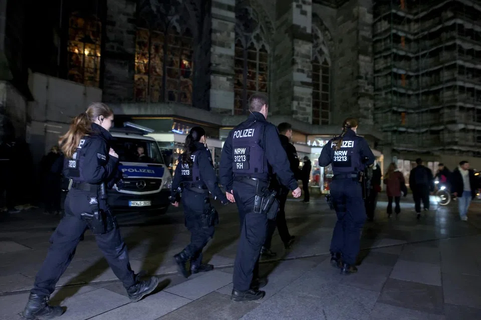 TINGKAT KESELAMATAN: Polis Jerman telah meningkatkan kawalan keselamatan di Katedral Cologne berikutan tanda-tanda serangan yang dirancang untuk malam Tahun Baru dan susulan amaran pemerintah dalam beberapa minggu kebelakangan ini mengenai peningkatan ancaman pengganasan oleh kumpulan ekstremis Islam.