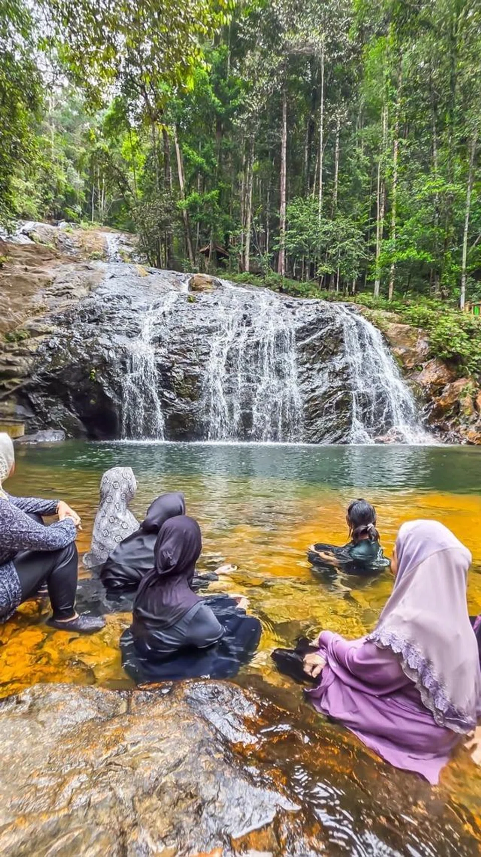 Keindahan air terjun di Air Terjun Resun menambahkan lagi pengalaman menyegarkan dan mendamaikan, sekali gus menjadikan Daik destinasi yang ideal bagi pencinta alam semula jadi.