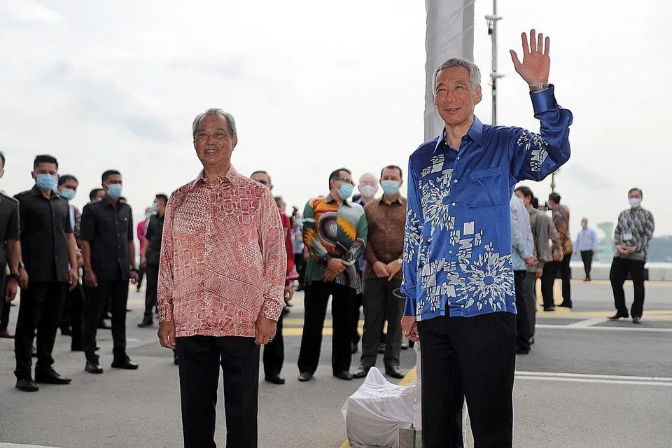 PERKEMBANGAN PENTING: Perdana Menteri Lee Hsien Loong bersama rakan sejawatannya dari Malaysia, Tan Sri Muhyiddin Yassin telah bertemu di Koswe pada 30 Julai tahun lalu, untuk menyaksikan majlis yang menandakan penyambungan semula Laluan RTS Johor Bahru-Singapura. - Foto fail