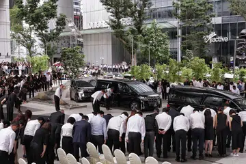 Kakitangan UOB memberi penghormatan terakhir dan mengucapkan selamat berpisah kepada mantan Pengerusi Emeritus dan Penasihat Kumpulan UOB, mendiang Wee Cho Yaw, di UOB Plaza Atrium pada 7 Februari.