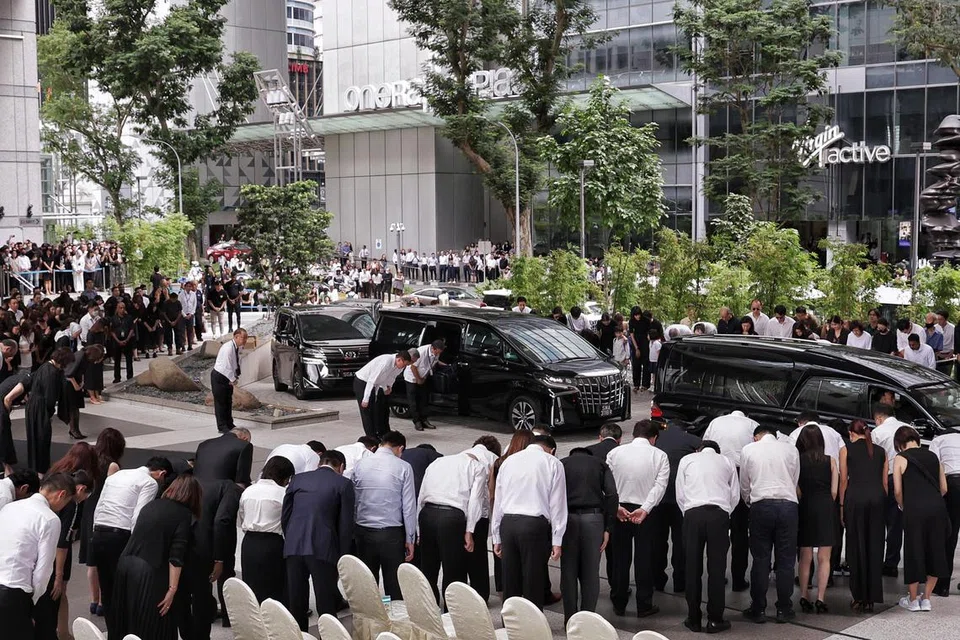 Kakitangan UOB memberi penghormatan terakhir dan mengucapkan selamat berpisah kepada mantan Pengerusi Emeritus dan Penasihat Kumpulan UOB, mendiang Wee Cho Yaw, di UOB Plaza Atrium pada 7 Februari.