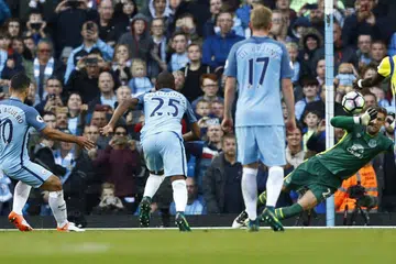 Penjaga gol Everton, Marten Stekelenburg, menyelamatkan sepakan penalti pemain Manchester City, Sergio Aguero, dalam perlawanan EPL yang berakhir dengan seri 1-1 di Stadium Etihad pada Sabtu (15 Okt). 