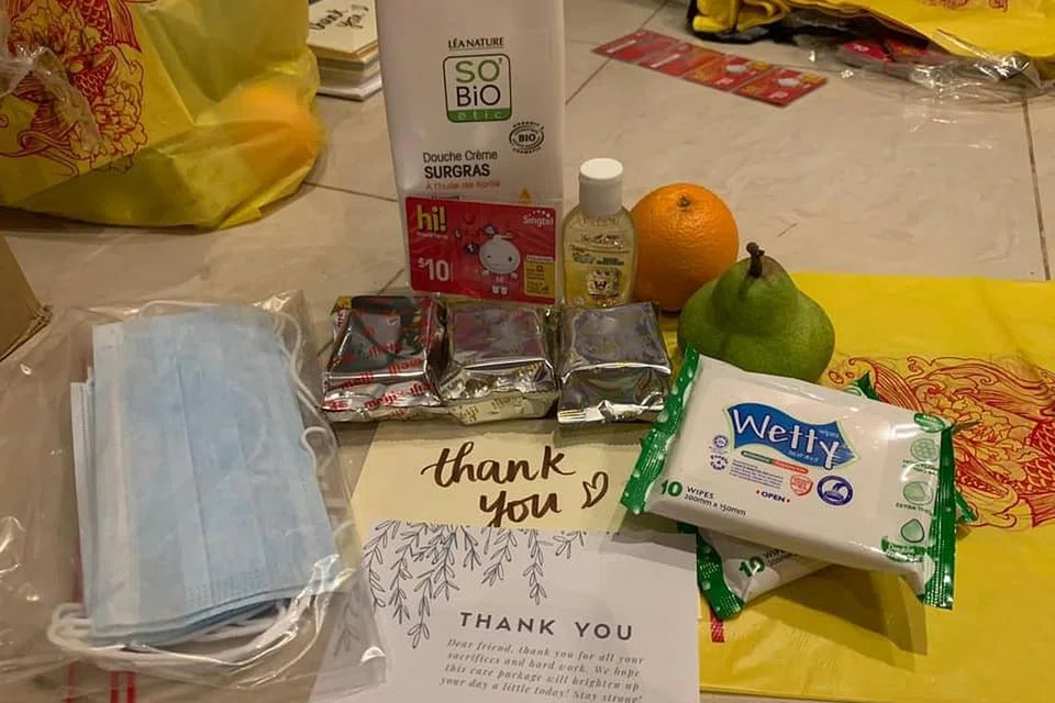 BUAT PEKERJA ASING: Inisiatif itsrainingraincoats mengagihkan 'pakej jagaan' kepada pekerja asing di Singapura baru-baru ini.