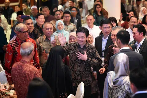Perdana Menteri, Encik Lawrence Wong, disambut mesra dan meriah ketika tiba di majlis menyambut ulang tahun ke-60 LBKM pada 24 Januari.