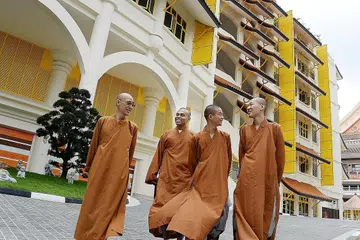 TENANG DAN SENANG HATI: Naib rektor ehwal akademik Kolej Buddha Singapura, Venerable Chuan Sheng (kiri), berharap pelajarnya akan terus menimba ilmu dan menabur jasa kepada masyarakat di negara masing-masing. (Dua dari kiri) warga Sri Lanka, Velnerable Jing Jue; warga Vietnam, Velnerable Ben De; dan warga China, Velnerable Yuan Xin. - Foto-foto ZAINAL YAHYA