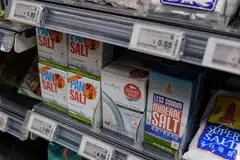 LEBIH SIHAT: Garam rendah natrium lebih sihat yang dijual di pasar raya setempat.