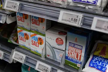 LEBIH SIHAT: Garam rendah natrium lebih sihat yang dijual di pasar raya setempat.