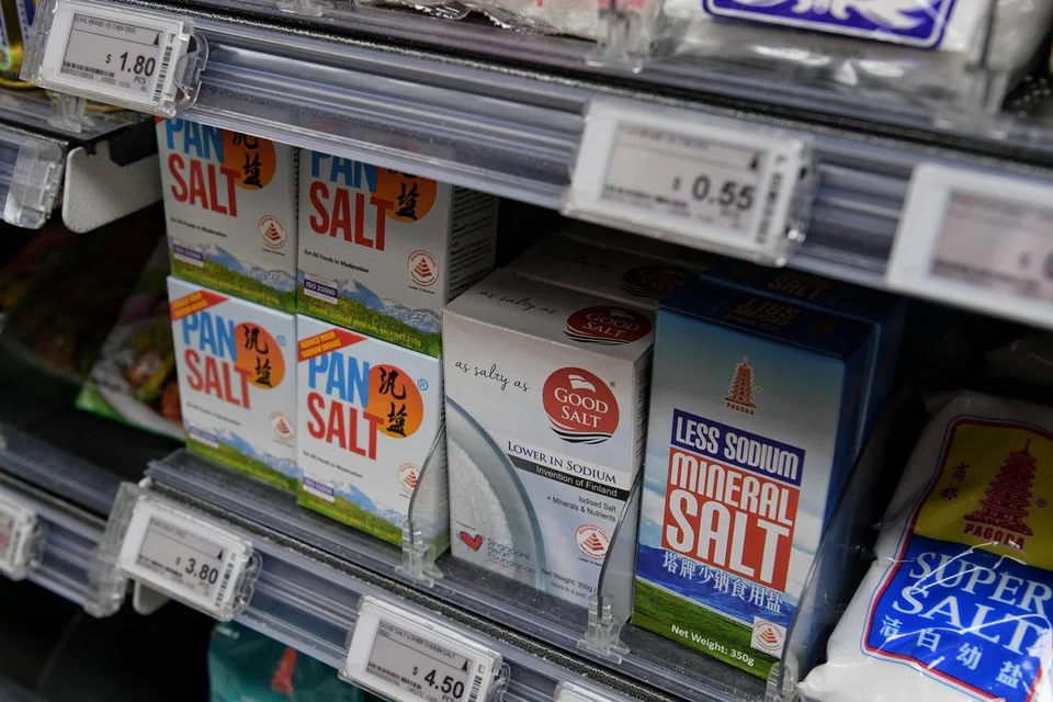 LEBIH SIHAT: Garam rendah natrium lebih sihat yang dijual di pasar raya setempat.