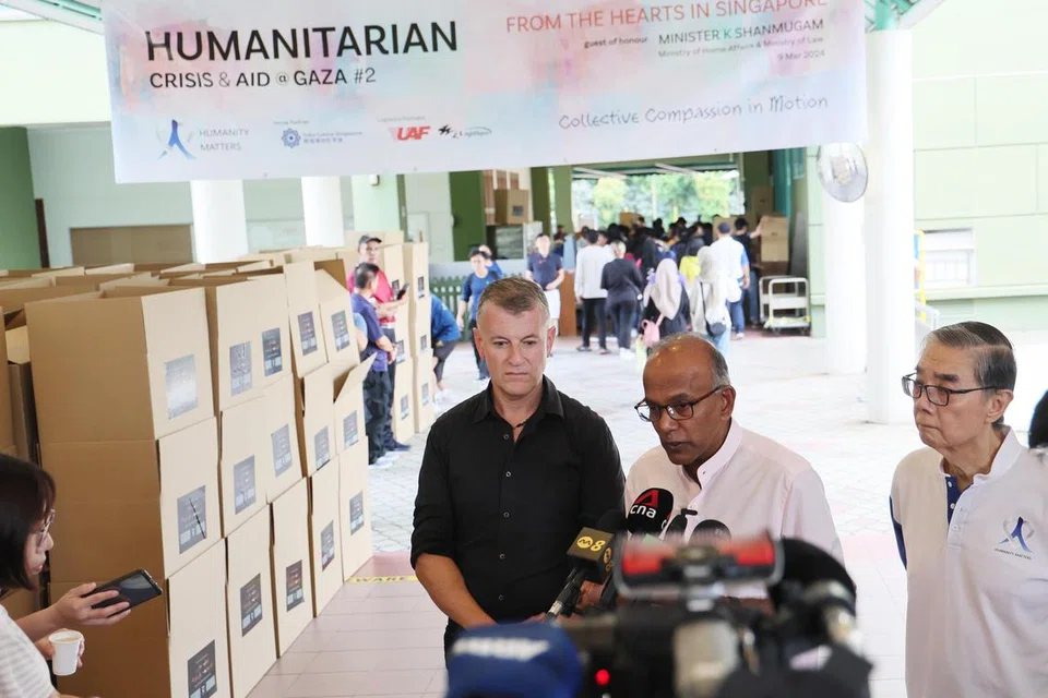 Menteri (Ehwal Dalam Negeri merangkap Undang-undang), Encik K. Shanmugam (dua dari kanan) menjawab soalan media pada acara ‘Humanitarian Aid to Gaza’ di Tadika Soka pada 9 Mac. Bersama beliau ialah Duta Besar Jordan ke Singapura, Encik Samer Anton Naber (berbaju hitam), dan Pengerusi Humanity Matters, Duta Besar Ong Keng Yong.
